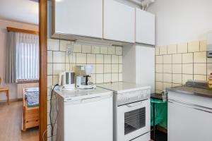 WesselburenにあるHaus Lahrsenのキッチン(白い家電製品、白いキャビネット付)