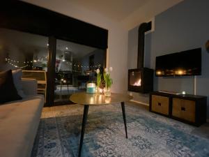 ein Wohnzimmer mit Sofa und Tisch in der Unterkunft Marina Strandbad Chalet Wellness Hideaway Haus Nr 402 in Olburgen