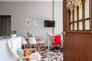 a living room with a table and chairs and a door at Stenies'nook family home in Steniaí