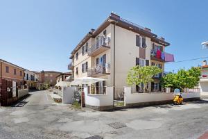 Fiumaretta di AmegliaAppartamento 9的街道旁的白色建筑,带雨伞