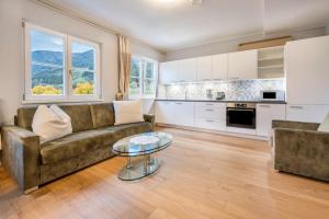 a living room with a couch and a table at Alpen Living - 2 Stock in Cadipietra