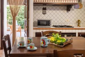 einen Holztisch mit einer Schale Gemüse drauf in der Unterkunft Brezza di limoni in San Vito lo Capo + 22 Fotos