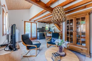 una sala de estar con una mesa y sillas en Maison Océlandes, en Saint-Julien-en-Born