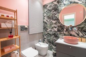 ein Badezimmer mit Waschbecken und Spiegel in der Unterkunft Andromeda Luxury Home in Portopalo