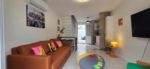 TV a/nebo společenská místnost v ubytování Nouveau ! Le Pop Appart - Fun et coloré en hypercentre de Surgères