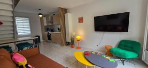 TV a/nebo společenská místnost v ubytování Nouveau ! Le Pop Appart - Fun et coloré en hypercentre de Surgères + 9 fotografií