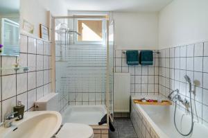 ein Badezimmer mit Badewanne, Toilette und Waschbecken in der Unterkunft Ferienwohnung Gräfe in Herzberg am Harz