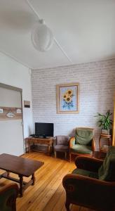 ein Wohnzimmer mit Sofa und Fernseher in der Unterkunft Ô Loue Rétro - 6 personne - 1er étage in Quingey + 10 Fotos