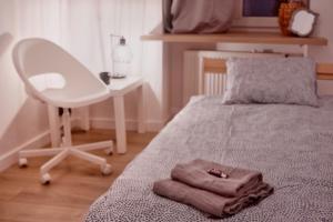 um quarto com uma cama com uma cadeira e uma secretária em Pokój 2 osobowy w centrum miasta em Szczecin