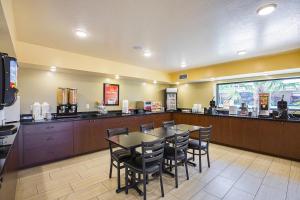 a fast food restaurant with a table and chairs at Econo Lodge Hurricane Zion Park Area in Hurricane