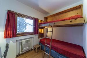 Ένα ή περισσότερα κρεβάτια σε δωμάτιο στο Chesa Piz Padella 1st Floor - Celerina