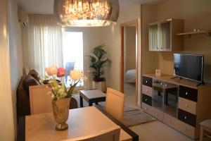 オロペサ・デル・マールにあるMarinador Josmar - Oropesaのリビングルーム(テーブル上に花瓶付)