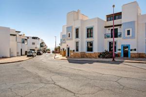 Puerto de las LajasにあるCasa Ferryの白い建物のある街の空き通り