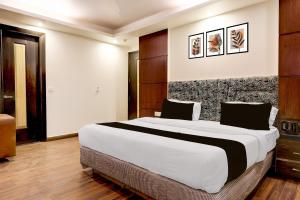 a bedroom with a large bed in a room at Townhouse Oak New Delhi Central Railway Junction Formerly Uppal International in New Delhi +18 photos