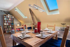 une salle à manger avec une table et une fenêtre dans l'établissement Julenhof, à Loitz