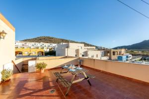 ニハルにあるLas Cuatro Lunasのバルコニー(屋上のテーブルと椅子付)