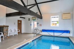 einem Pool in der Mitte eines Zimmers in der Unterkunft Finest Retreats - Halcyon Cottage, Stowford in Little Torrington + 7 Fotos