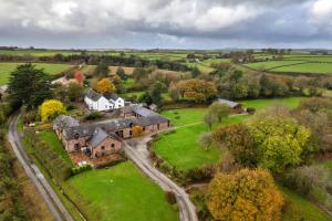 eine Luftansicht eines Hauses auf einem Feld in der Unterkunft Finest Retreats - Halcyon Cottage, Stowford in Little Torrington