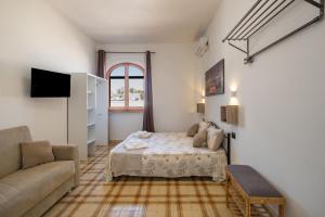 Villa Gaudì - Sagrada في سانت إيزيدورو: غرفة معيشة بها سرير وأريكة