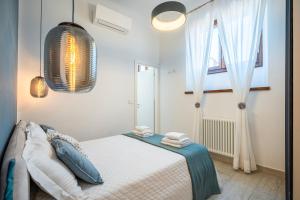 une chambre avec un lit avec des oreillers bleus et une fenêtre dans l'établissement La Domus Firenze, à Florence