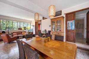 a living room with a wooden table and chairs at Villa La Casa di Giacomo in Pigna