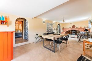 eine Küche und ein Esszimmer mit Tisch und Stühlen in der Unterkunft El Palomar in Santanyi