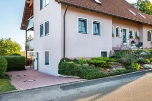 ein weißes Haus mit einem roten Dach in der Unterkunft Heim Lisse in Dietenhofen