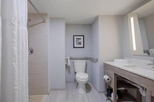 Koupelna v ubytování Comfort Inn & Suites Alexandria West + 41 fotografií