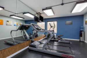 Fitness centrum a/nebo fitness zařízení v ubytování Comfort Inn & Suites Alexandria West