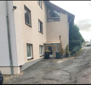 a building with two potted trees in front of it at Wohnung Blume in Niederdorla