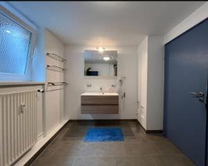 a bathroom with a sink and a mirror at Wohnung Blume in Niederdorla