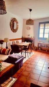 グラサレマにあるCasa Rural Grazalemaのテーブルと椅子のあるリビングルーム