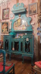 Un antiguo armario verde con un espejo en la pared en Tina's Art Home - Venetian Walls District, 