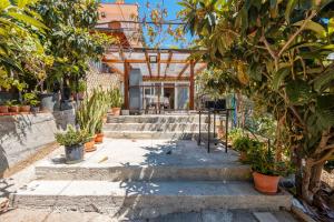 Un jardín fuera de Chalet Casa Ros