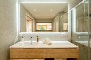 Koupelna v ubytování Villa Sarmaz – Accès direct au lac et ponton privé