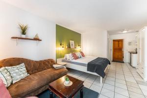 a living room with a couch and a bed at Kajüthus Apartment 5 in Fehmarn