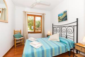 アス・マルカダルにあるCosta Arenal 43のタオルが敷かれたベッドのある寝室 +24枚の写真