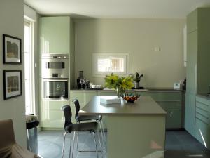 アルサックにあるMaison Aux Portes Du Médocのキッチン(テーブル、椅子2脚付)