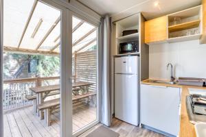 Kuchyň nebo kuchyňský kout v ubytování Mobilhome 6 pers au Castellas