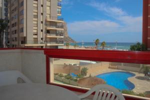Un balcón con vistas a la piscina y al océano. en Apartamentos Amatista Unitursa, en Calpe