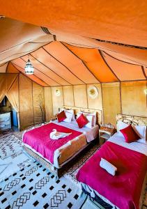 Ένα ή περισσότερα κρεβάτια σε δωμάτιο στο Elysium Dunes Camp