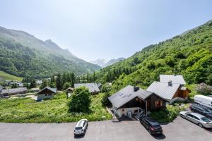 eine Luftansicht eines Hauses mit auf einem Parkplatz geparkt in der Unterkunft Les Arolles n°G54 in Valloire