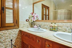 ein Badezimmer mit Waschbecken und Spiegel in der Unterkunft Cortijo Rural Majolero 3 in Castillo de Locubín + 28 Fotos