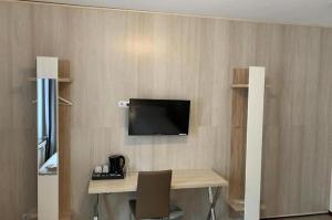 TV a/nebo společenská místnost v ubytování SkyLine Hotel Hannover