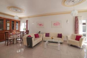 un salon avec deux canapés et une table dans l'établissement Villa Santo Estevão, à Olhos de Água