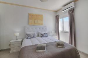 - une chambre blanche avec un grand lit et 2 chaises dans l'établissement Villa Santo Estevão, à Olhos de Água 21 autres photos