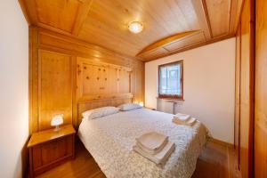 ein Schlafzimmer mit einem Bett mit zwei Handtüchern darauf in der Unterkunft Appartamento Michaela a Vinigo in Vinigo