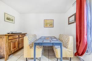 a blue table and two chairs in a room at Maison de l’océan - Hourtin, Médoc in Hourtin +13 photos