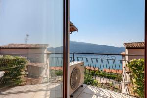 une vue depuis le balcon d'une maison dans l'établissement Appartamento Il Campanile, à Tignale