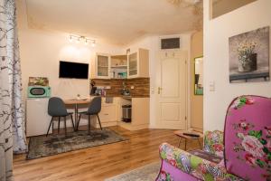 a living room with a table and chairs and a kitchen at Seenaah auf der Insel Lindau Nr 8 in Lindau +16 photos